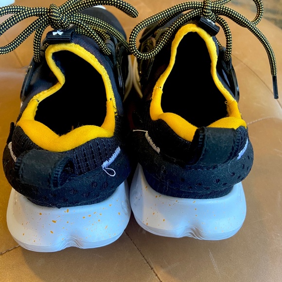 Under Armour MVMNT Flow Velociti in Black Cruise Gold (7)